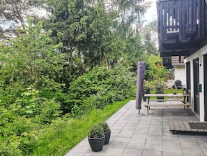 Shrub, Garden, Shade, Backyard, Yard, Lawn, Landscaping, Courtyard, Walkway, Outdoor Furniture