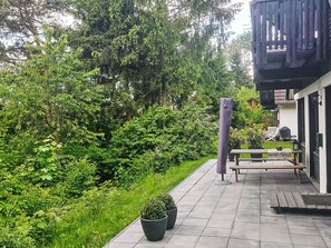 Shrub, Garden, Shade, Backyard, Yard, Lawn, Landscaping, Courtyard, Walkway, Outdoor Furniture