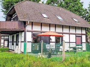 Toit, Maison, Chalet, Zone Rurale, Pelouse, Jardin, Ferme, Batiments Jardin, Cabanon, Arrière-Cour
