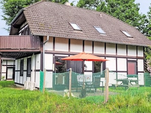 Toit, Maison, Chalet, Zone Rurale, Pelouse, Jardin, Ferme, Batiments Jardin, Cabanon, Arrière-Cour
