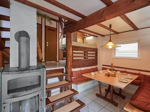 Tabelle, Fenster, Holz, Gebäude, Interior Design, Wohnzimmer, Küche, Holzbeize, Grundeigentum, Hartholz
