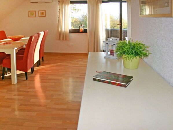 Floor, Flooring, Room, Laminate Flooring, Tile, Property, Wood Flooring, Hardwood, Interior Design, Wood