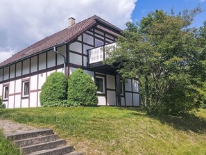 Arbuste, Maison, Toit, Domicile, Chalet, Ferme, Pelouse, Jardin, Biens