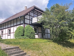 Arbuste, Maison, Toit, Domicile, Chalet, Ferme, Pelouse, Jardin, Biens