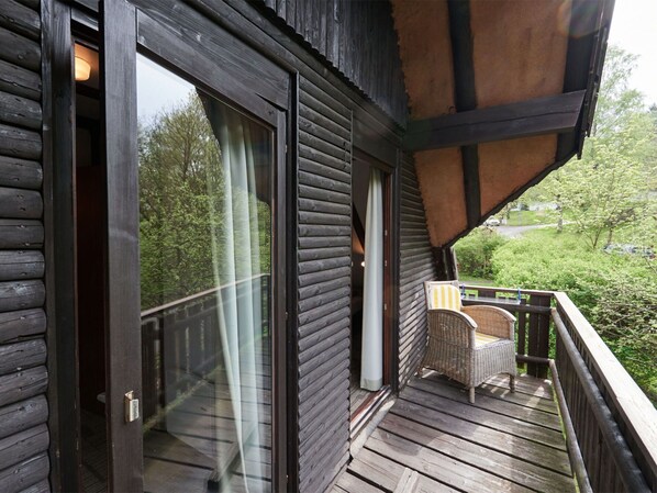 Gebäude, Holz, Fenster, Veranda, Baum, Hütte, Pflanze, Haus, Hartholz, Schatten