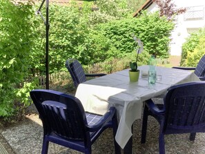 Propriété, Table, Meubles, Chaise, Pièce, Maison, Patio, Tableau De Plein Air, Immobilier, Chalet