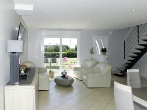 Room, White, Property, Interior Design, Furniture, Living Room, Building, Floor, Ceiling, House