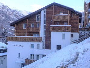 Sky, Building, Snow, Window, Cloud, Slope, House, Wood, Residential Area, Roof