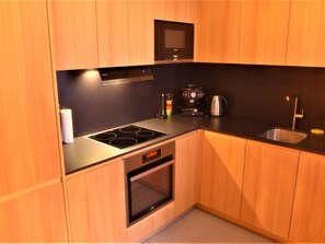 Cabinetry, Comptoir, Evier, Évier, Robinet, Cuisine, Appareil De Cuisine, Cuisinière, Luminaire Plomberie, Bois