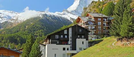 Bergforms, Berg, Gebirge, Bergdorf, Himmel, Alpen, Bergstation, Natürliche Landschaft, Eigentum, \"Stadt