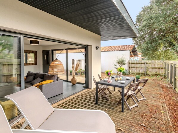 Meubles, Propriété, Plante, Fenêtre, Table, Ombre, Bois, Confort, Architecture, Design Intérieur