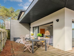 Bâtiment, Plante, Propriété, Table, Nuage, Bois, Ciel, Chaise, Ombre, Design Intérieur