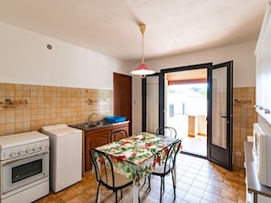 Cabinetry, Eigentum, Countertop, Möbel, Holz, Küche, Interior Design, Küchengerät, Beleuchtung, Flooring