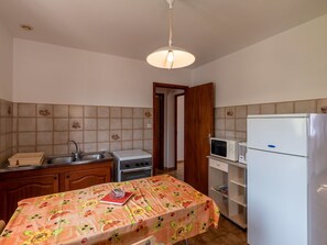 Cabinetry, Möbel, Eigentum, Schublade, Küche, Holz, Countertop, Kommode, Haushaltsgerät, Beleuchtung