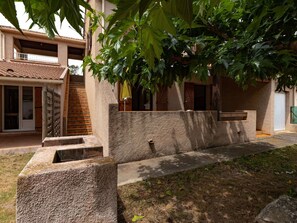 Planta, Edificio, Ventana, Superficie De La Carretera, Sombra, El Terreno Del Lote, Casa, Árbol, Hierba, Madera