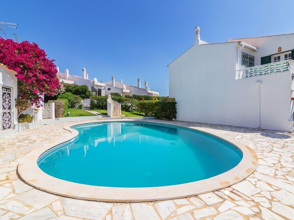 Piscine, Propriété, Bleu, Bleu Azur, Immobilier, Bâtiment, Maison, Vacances, Ciel, Architecture