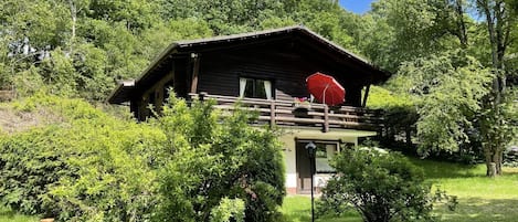 Pflanze, Himmel, Eigentum, Gebäude, Wolke, Baum, Natürliche Landschaft, Vegetation, Fenster, Hütte