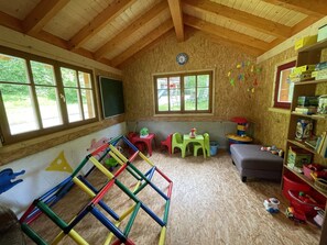 Eigentum, Couch, Fenster, Bücherregal, Gebäude, Holz, Regal, Interior Design, Fussboden, Flooring