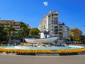 Ciel, Plante, Bâtiment, L'Eau, Jour, Bleu Azur, Design Urbain, Fontaine, Arbre, Bateau