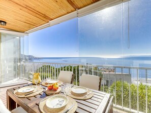 Chaise, Verre, Balcon, Table Cuisine Et Salle A Manger, Ombre, Plate-Forme, Porche, Mobilier De Jardin, Eco Hôtel, Recours