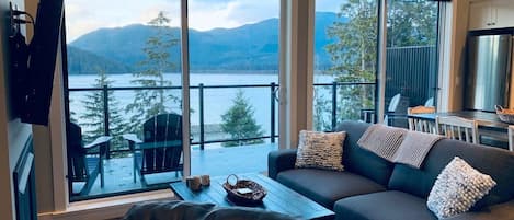 living room with view to outside balcony