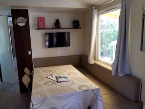 coin repas intérieur et salon