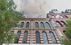 Vista frontal de la propiedad