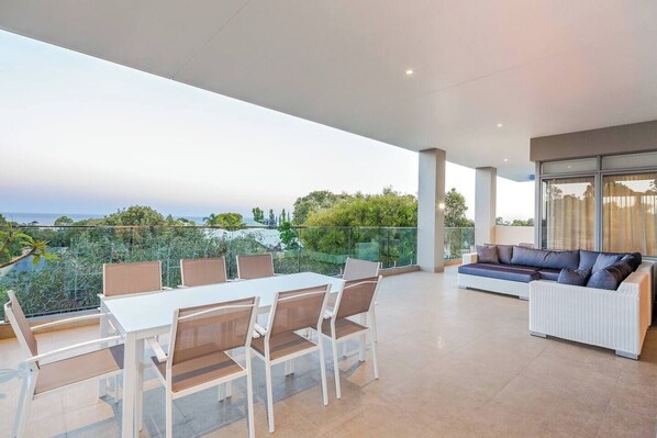  Enjoy treetop and ocean glimpses while dining or lounging in this open-air entertaining space.