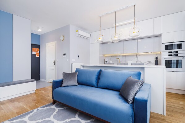 Spacious living room with full equipment. 