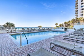 Community Amenities | Outdoor Pool