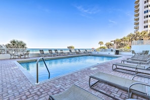 Community Amenities | Outdoor Pool