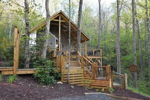 Sweetwater Cottage will welcome you back after a day of activities near West Jefferson!