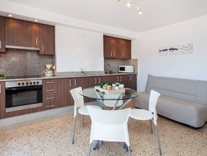 Property, Room, Furniture, Interior Design, Real Estate, Living Room, Kitchen, Building, Table, Floor