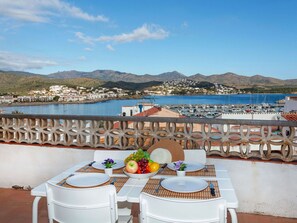 Property, Vacation, Room, Tourism, Real Estate, Building, Sea, Resort, Balcony, Apartment
