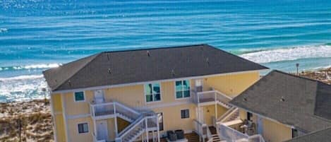 Perfect location directly on the beach!