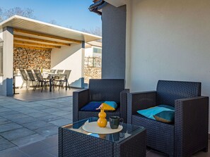 Meubles, Propriété, Table, Bâtiment, Chaise, Bleu Azur, Design Intérieur, Ciel, Ombre, Architecture