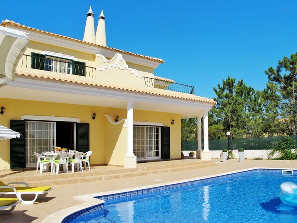 L'Eau, Ciel, Bâtiment, Propriété, Bleu, Fenêtre, Piscine, Bleu Azur, Ombre, Maison