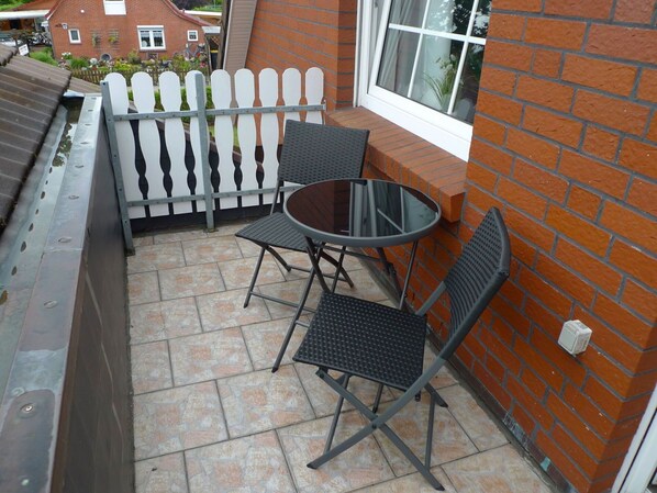 Furniture, Window, Chair, Wood, Road Surface, Outdoor Furniture, Outdoor Table, Brickwork, Plant, Building
