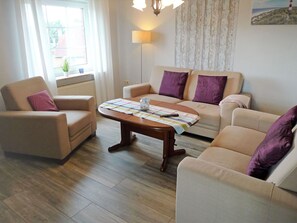 Wohnzimmer, Zimmer, Möbel, Eigentum, Interior Design, Fussboden, Lila, Laminatboden, Kaffetisch, Holzboden
