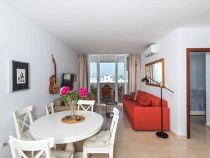 Zimmer, Eigentum, Möbel, Interior Design, Gebäude, Wohnzimmer, Haus, Tabelle, Fussboden, Grundeigentum