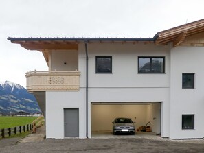 Bâtiment, Voiture, Ciel, Fenêtre, Véhicule, Plante, Maison, Architecture, Bois