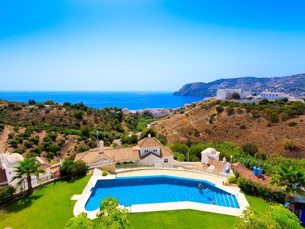 Eigentum, Schwimmbad, Natürliche Landschaft, Resort, Grundeigentum, Urlaub, Estate, Haus, Azurblau, Gebäude