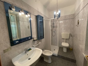 Mirror, Plumbing Fixture, Tap, Property, Sink, Bathroom, Shower Head, Purple, Shower, Lighting
