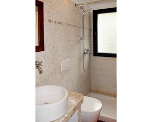 Badezimmer, Eigentum, Zimmer, Wand, Fliese, Armatur, Interior Design, Badewanne, Zapfhahn, Fussboden