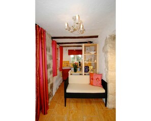 Zimmer, Eigentum, Interior Design, Möbel, Decke, Rot, Fussboden, Gebäude, Haus, Wand