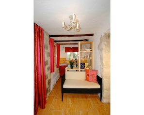 Pièce, Propriété, Design Intérieur, Meubles, Plafond, Rouge, Sol, Bâtiment, Maison, Mur