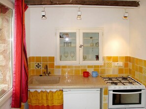 Pièce, Propriété, Cuisine, Meubles, Cabinetry, Comptoir, Jaune, Design Intérieur, Évier, Maison