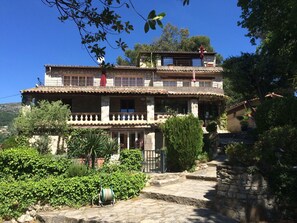 Plante, Ciel, Bâtiment, Fenêtre, Arbre, Maison, Loisir, Façade, Chalet, Paysage