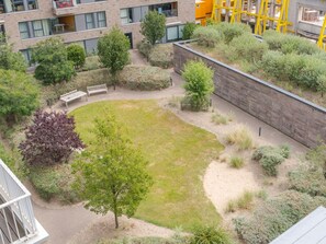 Eigentum, Wohngebiet, Urban Design, Öffentlicher Raum, Grundeigentum, Garten, Gras, Gebäude, Landschaft, Garten