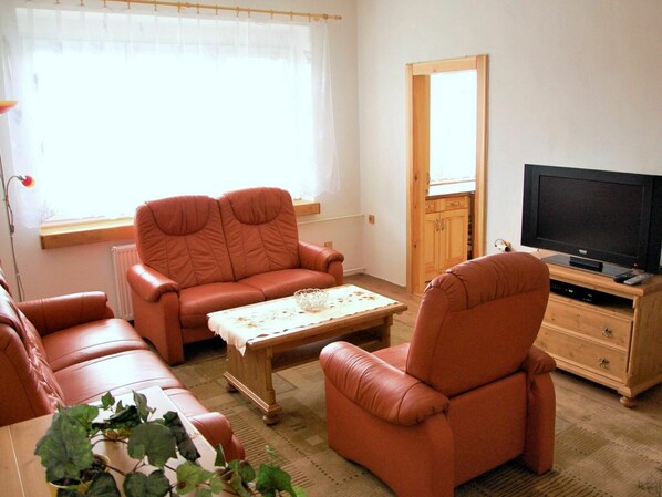 Meubles, PropriĂ©tĂ©, Table, CanapĂ©, Plante, Confort, Cabinetry, FenĂȘtre, Plante D'Appartement, BĂątiment